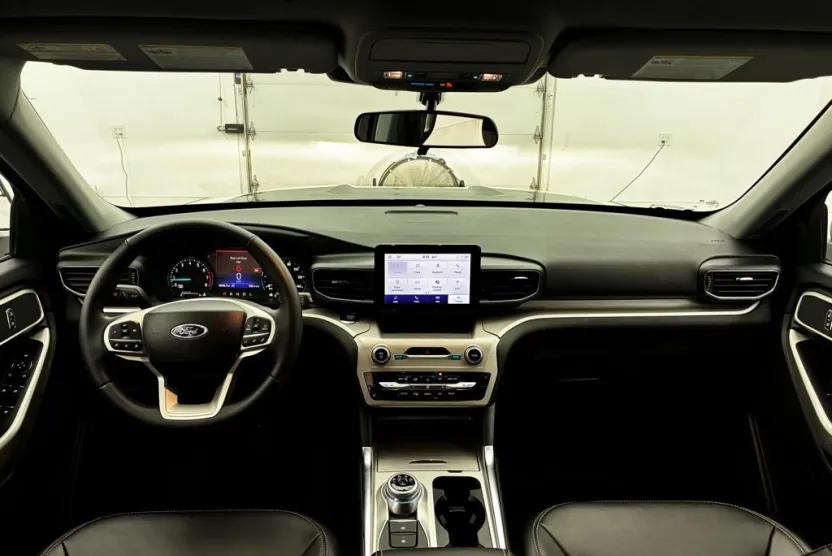 2023 Ford Explorer XLT photo 1