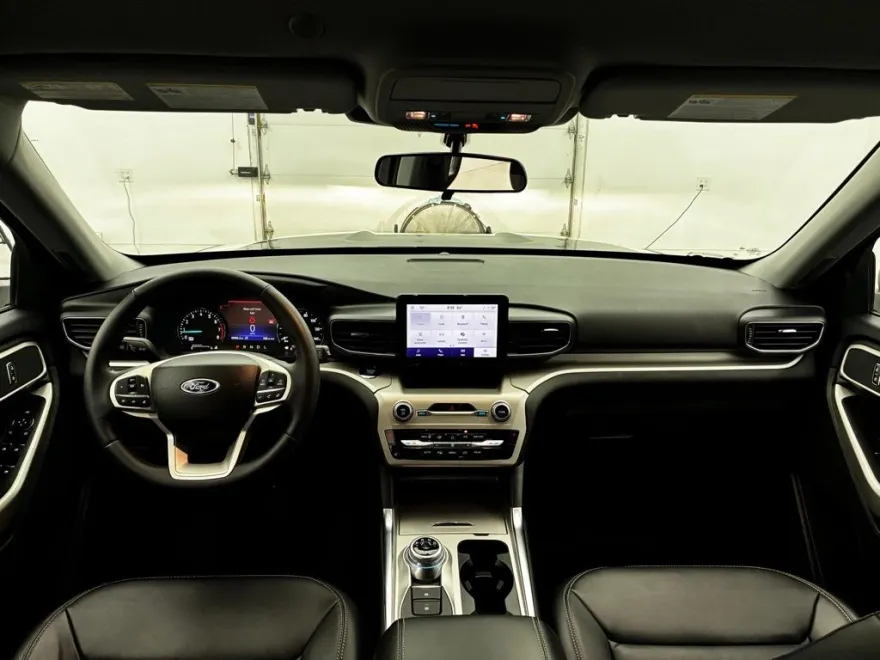 2023 Ford Explorer XLT photo 1