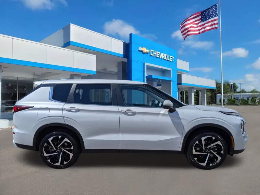 2024 Mitsubishi Outlander SE photo 1