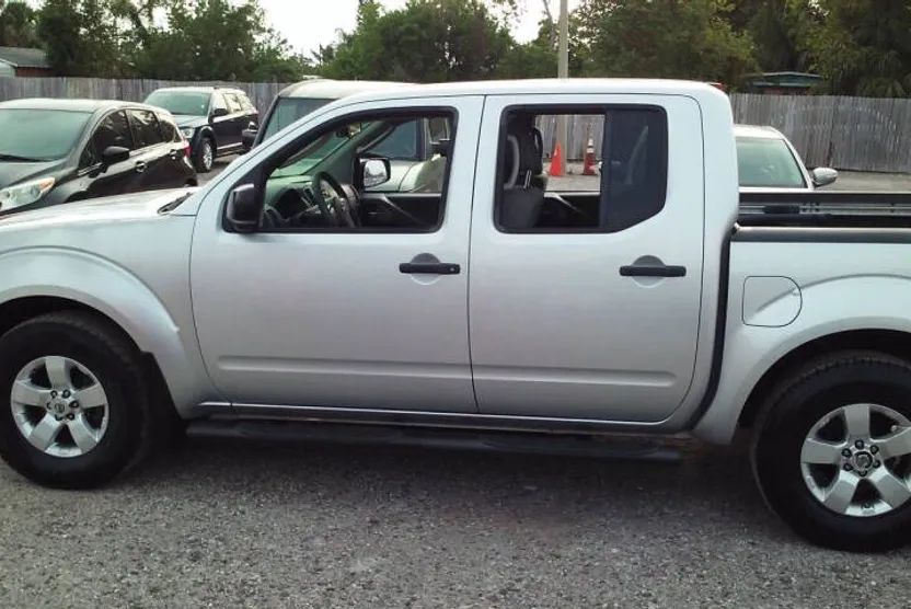 2010 Nissan Frontier SE photo 1