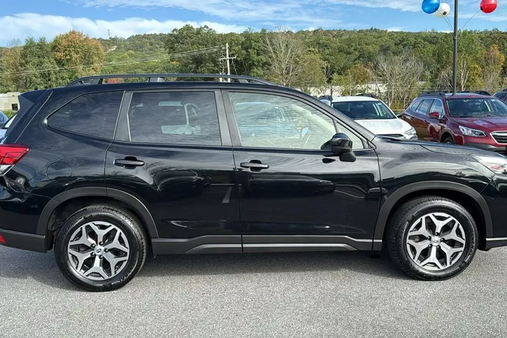 2023 Subaru Forester Premium photo 1