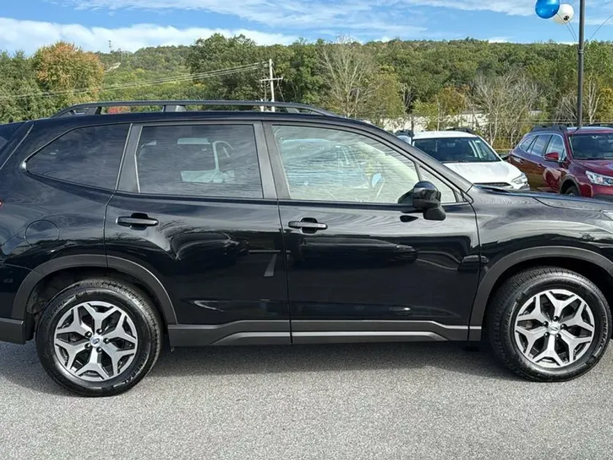 2023 Subaru Forester Premium photo 1