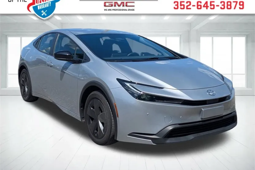 2023 Toyota Prius LE photo 1