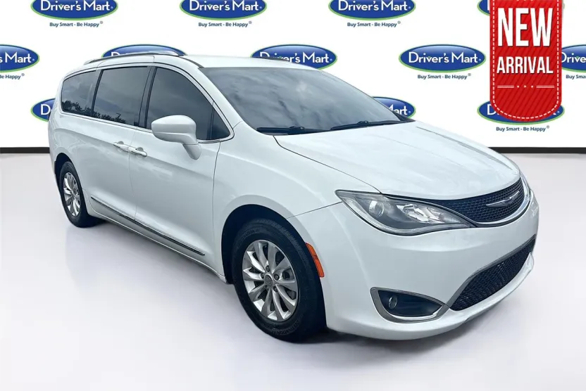 2019 Chrysler Pacifica Touring L photo 1