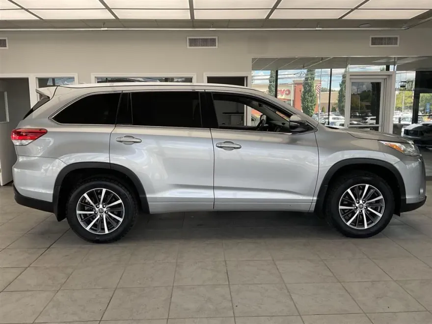 2017 Toyota Highlander XLE photo 1