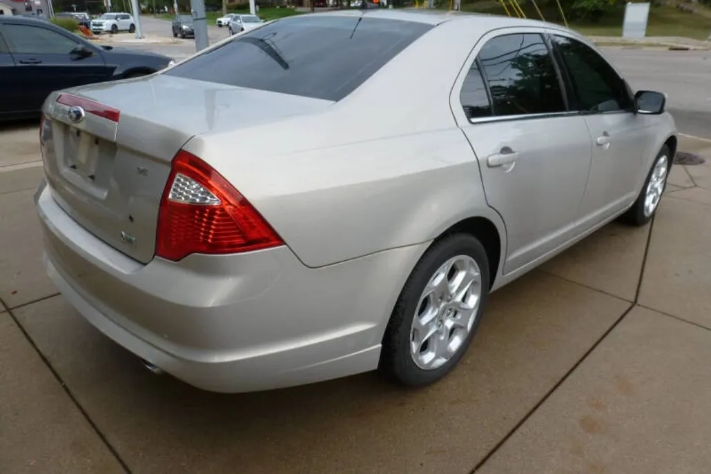 2010 Ford Fusion SE photo 1