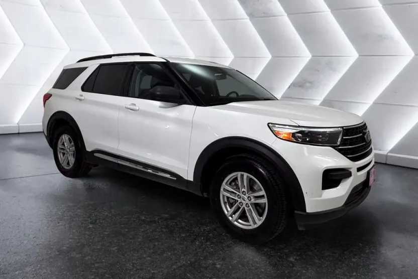 2021 Ford Explorer XLT photo 1
