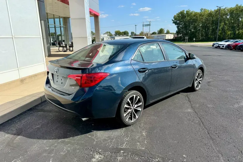 2017 Toyota Corolla SE photo 1
