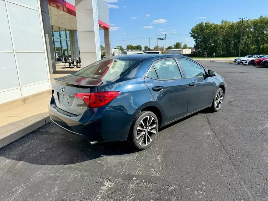 2017 Toyota Corolla SE photo 1