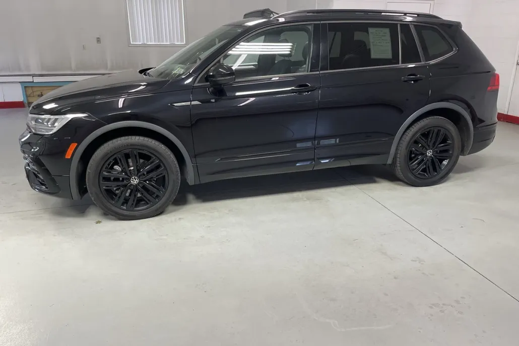 2022 Volkswagen Tiguan SE R-Line Black photo 1