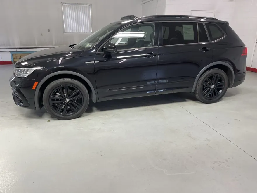 2022 Volkswagen Tiguan SE R-Line Black photo 1