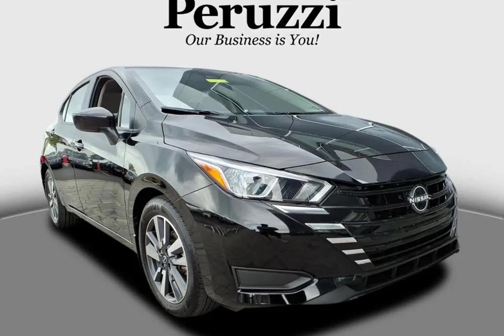 2023 Nissan Versa SV photo 1