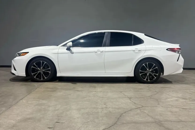 2018 Toyota Camry SE XLE photo 1