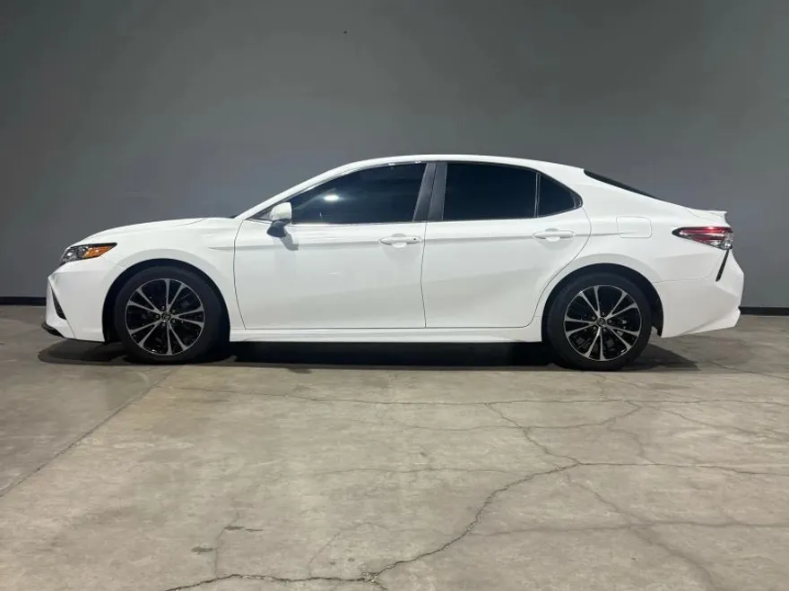 2018 Toyota Camry SE XLE photo 1