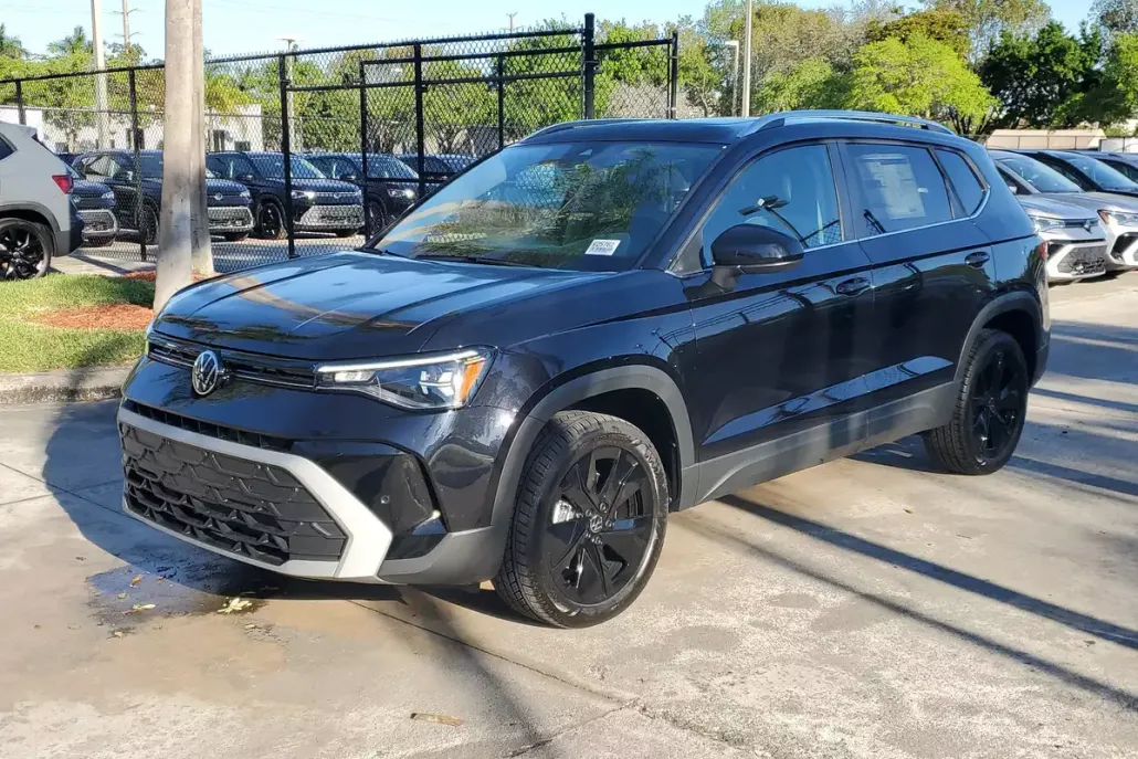 2025 Volkswagen Taos SE photo 1