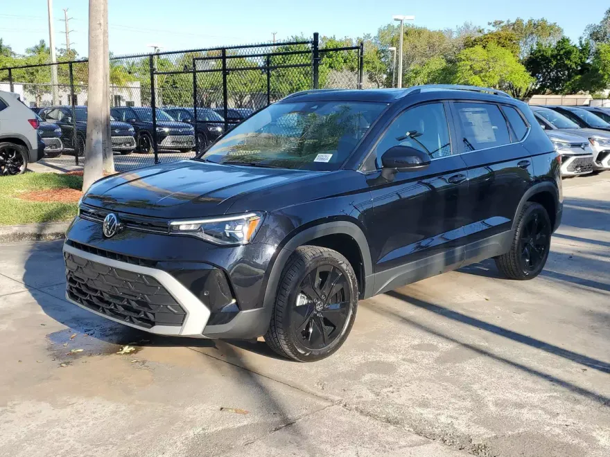 2025 Volkswagen Taos SE photo 1