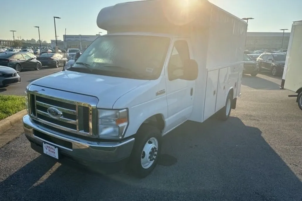 2025 Ford E-350 Base photo 1