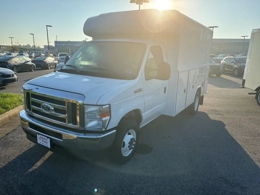 2025 Ford E-350 Base photo 1
