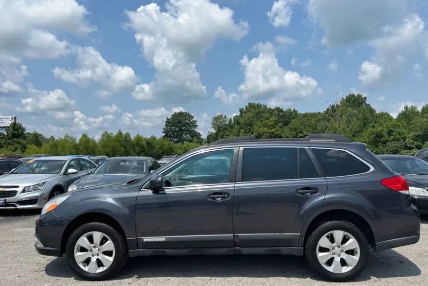 2011 Subaru Outback 2.5i Premium photo 1