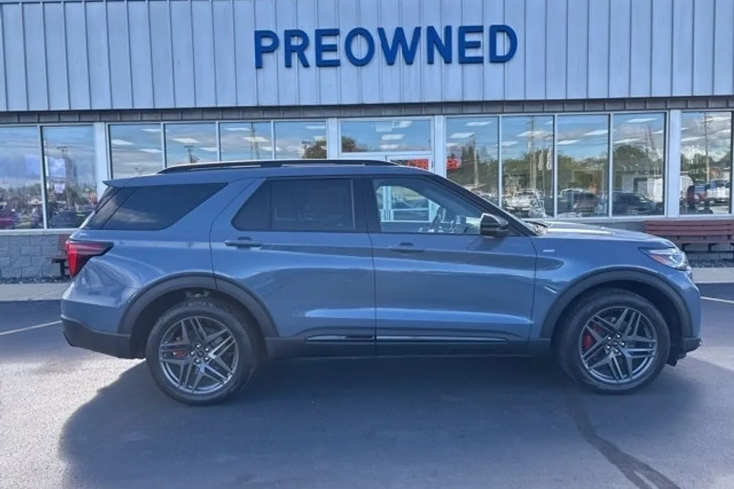 2025 Ford Explorer ST-Line photo 1