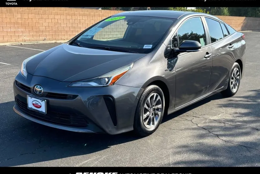 2019 Toyota Prius Limited photo 1