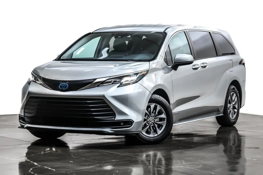 2021 Toyota Sienna LE photo 1