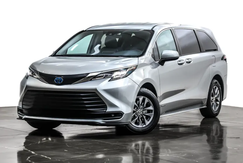 2021 Toyota Sienna LE photo 1