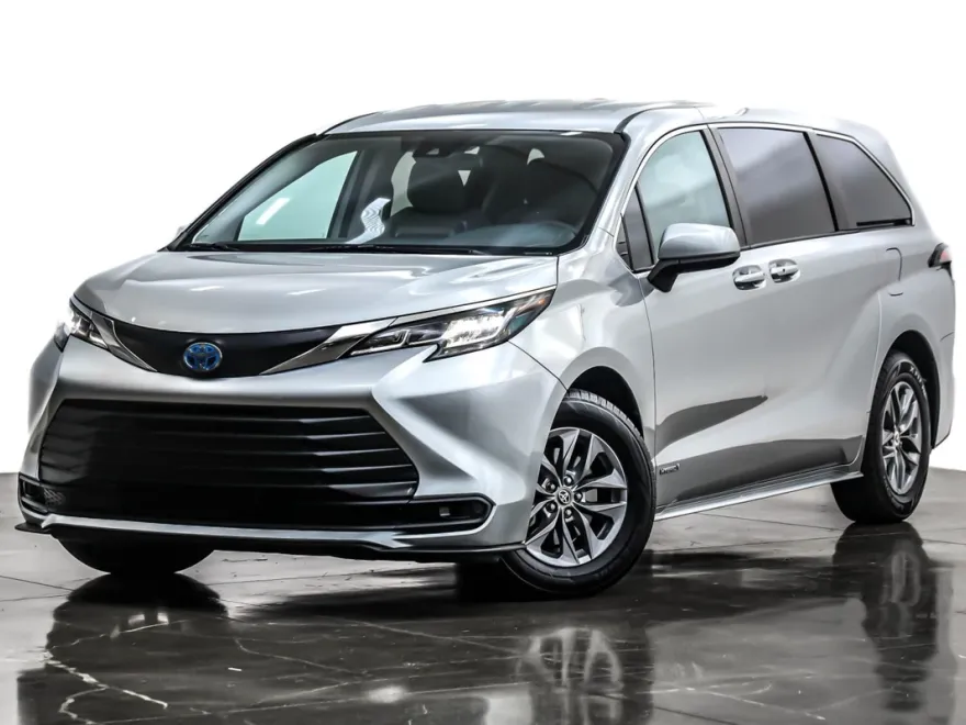 2021 Toyota Sienna LE photo 1