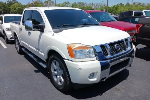 2013 Nissan Titan SL photo 2