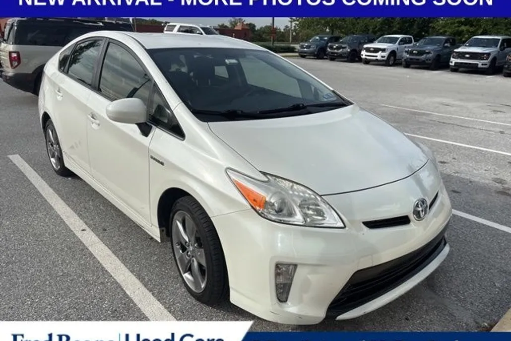 2013 Toyota Prius One photo 1
