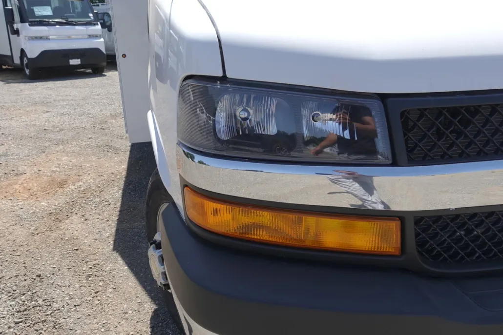 2024 Chevrolet Express Cutaway 3500 photo 1