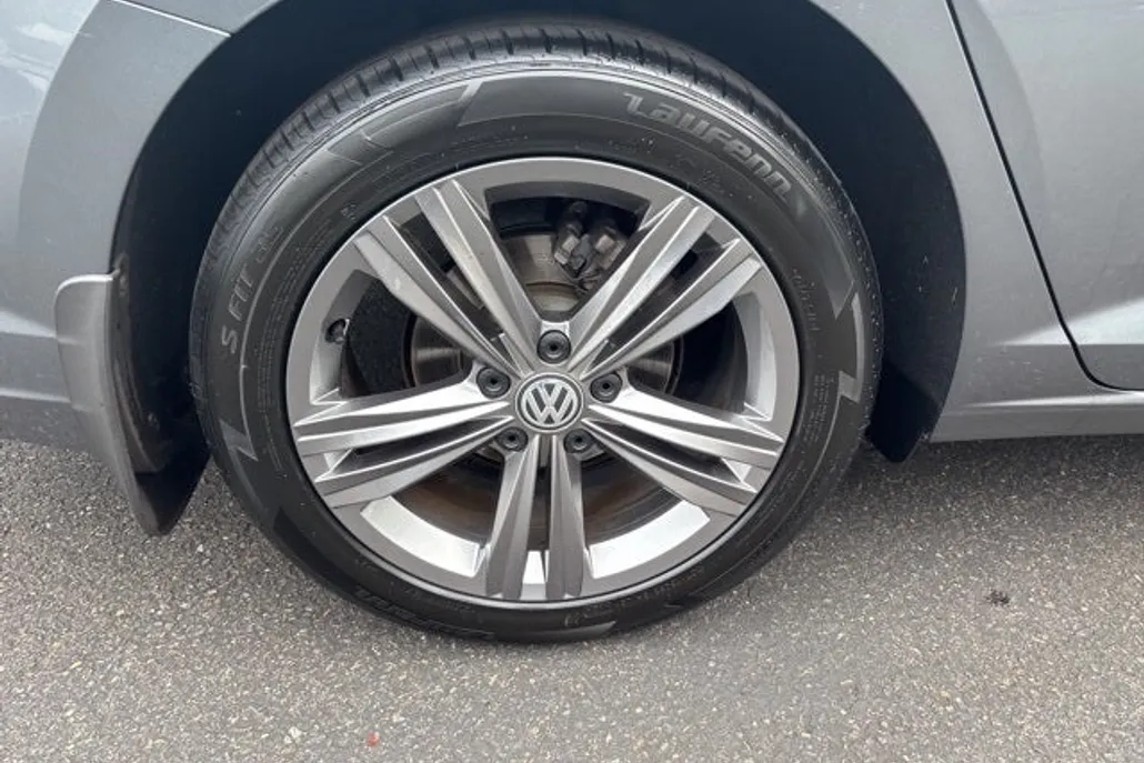 2021 Volkswagen Jetta R-Line photo 1