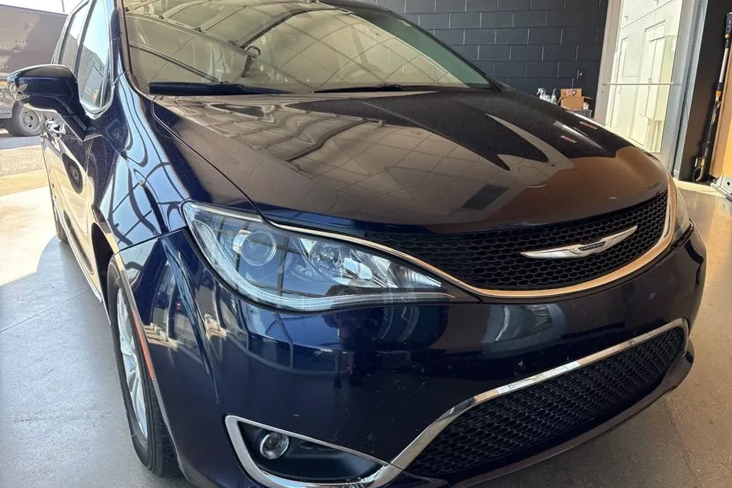 2019 Chrysler Pacifica Touring L photo 1