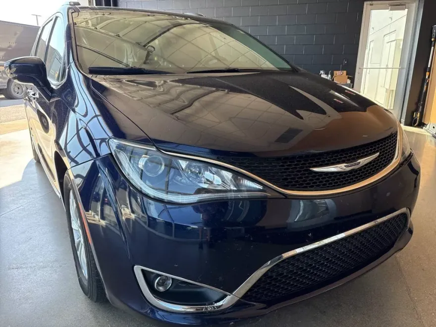 2019 Chrysler Pacifica Touring L photo 1
