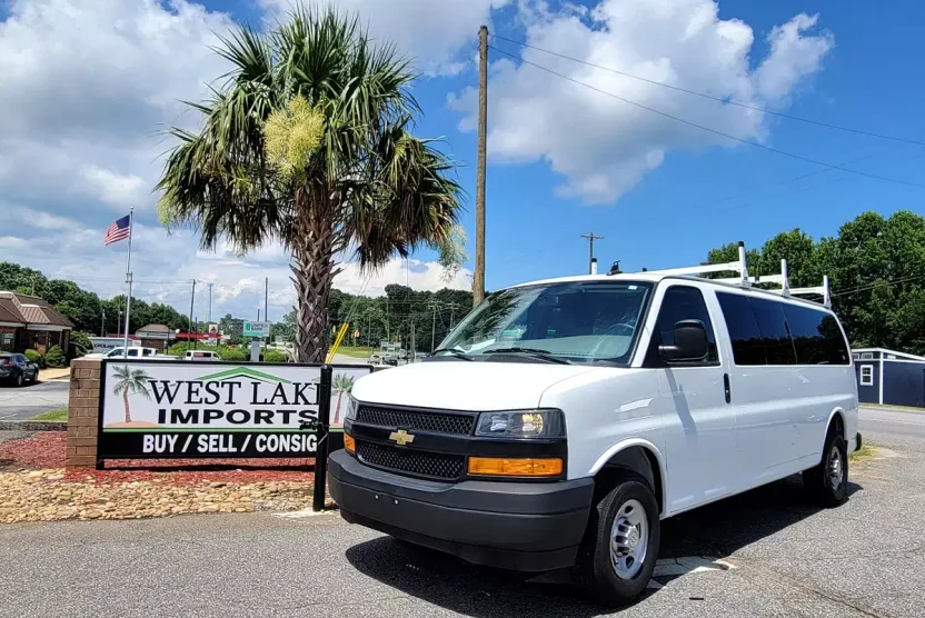 2023 Chevrolet Express Passenger 3500 LS photo 1