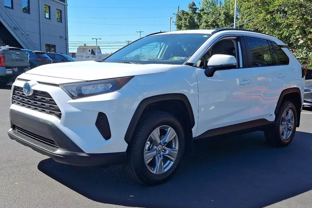 2022 Toyota RAV4 Hybrid LE photo 1