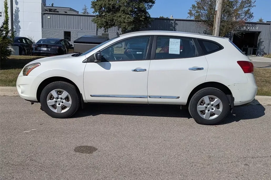 2014 Nissan Rogue Select S photo 1