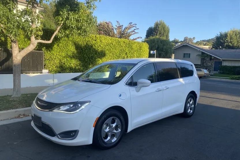 2020 Chrysler Pacifica Hybrid Touring photo 1