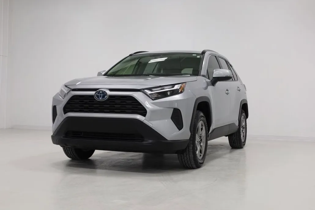 2022 Toyota RAV4 XLE photo 1