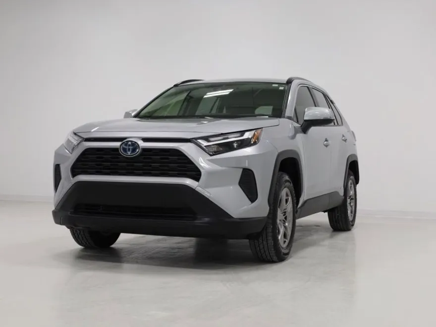 2022 Toyota RAV4 XLE photo 1