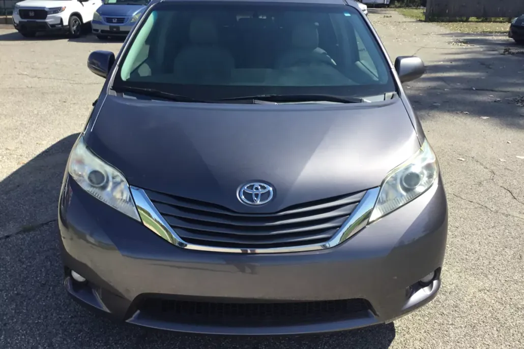 2011 Toyota Sienna XLE photo 1