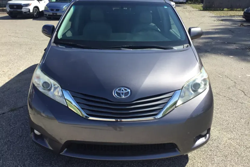 2011 Toyota Sienna XLE photo 1