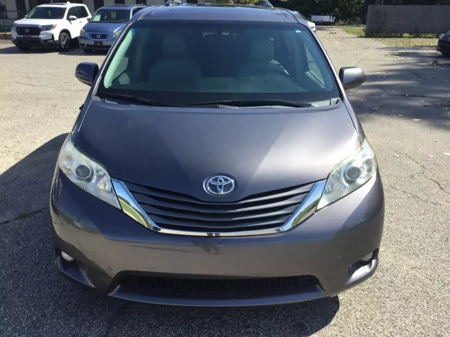 2011 Toyota Sienna XLE photo 1