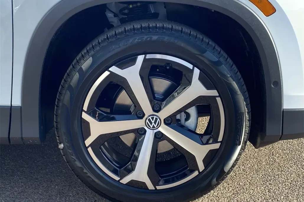 2025 Volkswagen Tiguan SE photo 1