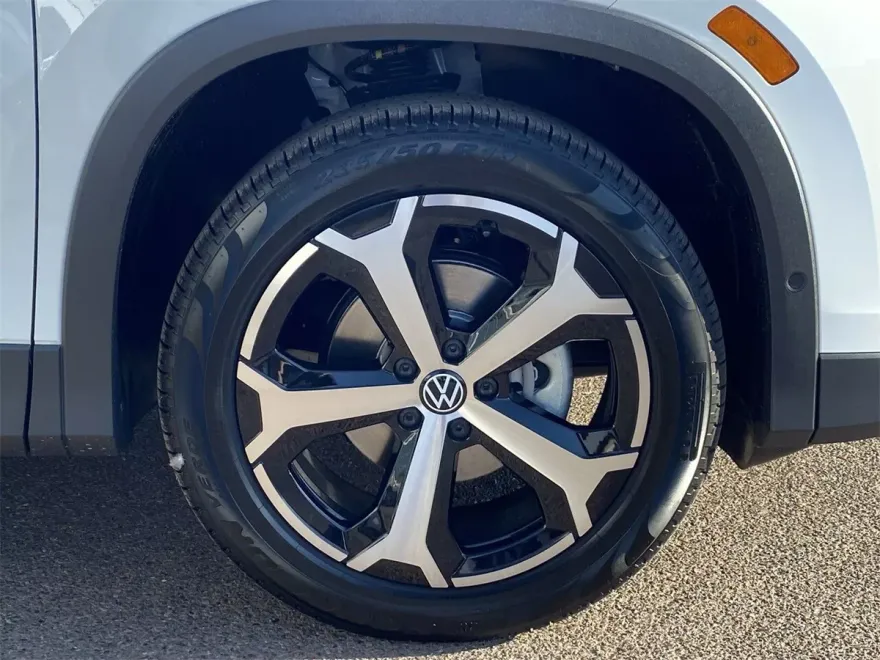 2025 Volkswagen Tiguan SE photo 1