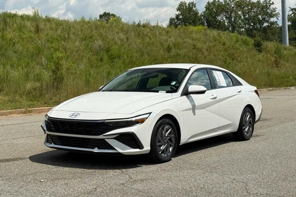 2024 Hyundai Elantra SEL photo 1