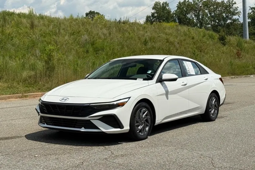 2024 Hyundai Elantra SEL photo 1