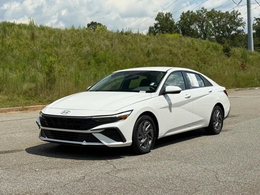 2024 Hyundai Elantra SEL photo 1