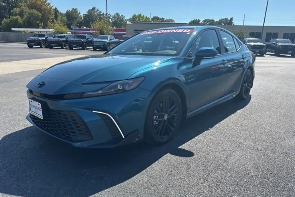 2025 Toyota Camry LE photo 1