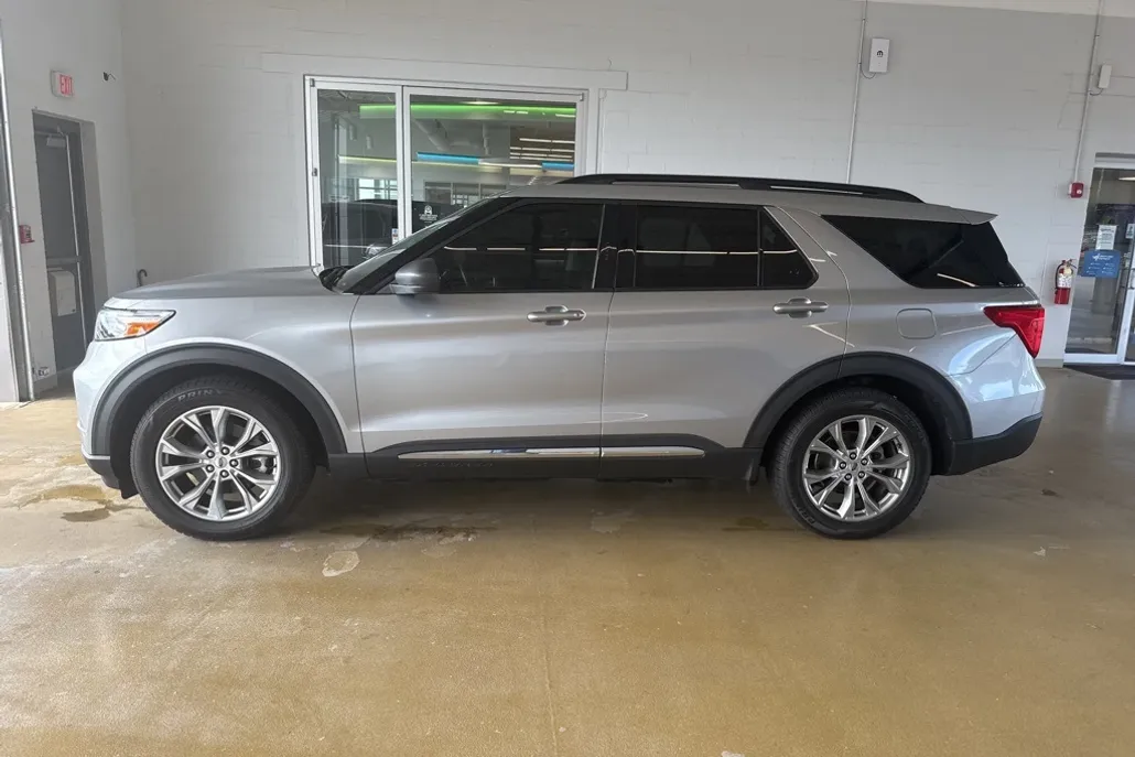 2021 Ford Explorer XLT photo 1